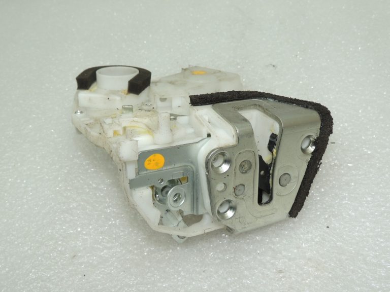 Suzuki SX4 Aizmugures labās puses durvju slēdzene 82301-79J12