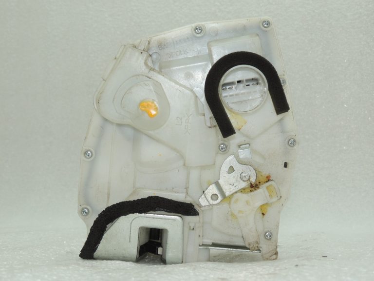 Suzuki SX4 Aizmugures kreiso durvju slēdzene 82302-79J12