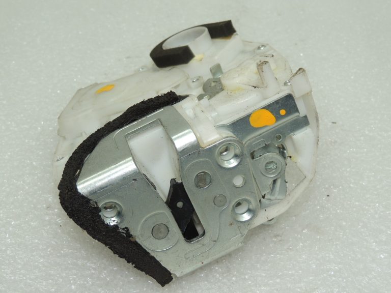 Suzuki SX4 Aizmugures kreiso durvju slēdzene 82302-79J12