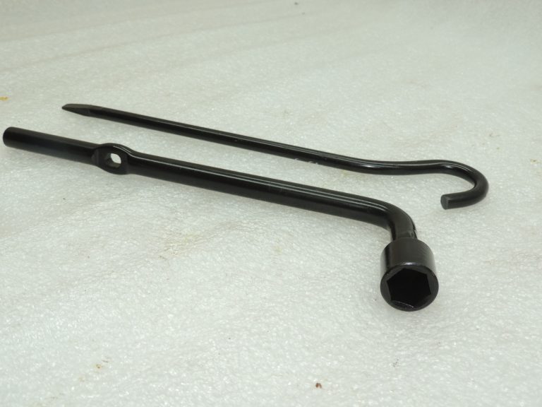 OEM Suzuki Vitara IV riteņu atslēgu instrumentu komplekts