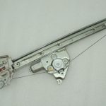 Suzuki Grand Vitara III Logu regulators priekšējais kreisais 8340265J01