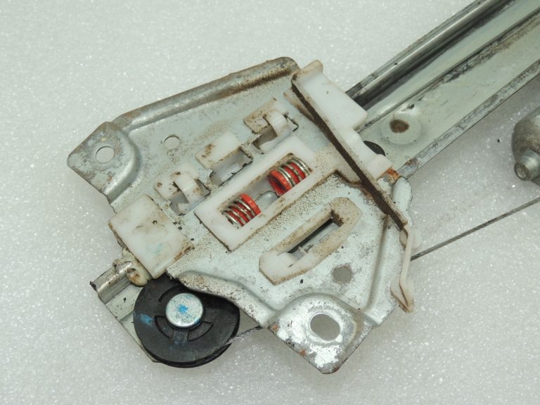 Suzuki Grand Vitara III Logu regulators priekšējais kreisais 8340265J01