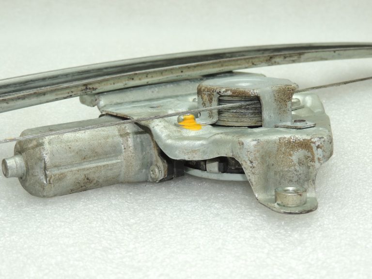 Suzuki Grand Vitara III Logu regulators priekšējais kreisais 8340265J01