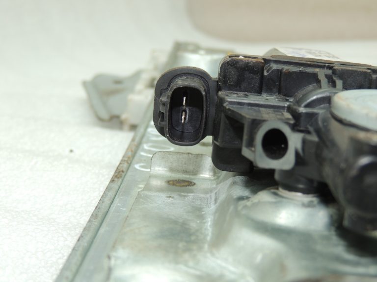 Suzuki Grand Vitara III aizmugurējais kreisais loga regulators 8350265J00