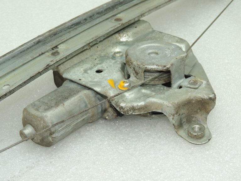 Suzuki Grand Vitara III aizmugurējais kreisais loga regulators 8350265J00