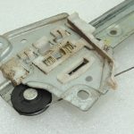 Suzuki Grand Vitara III aizmugurējais kreisais loga regulators 8350265J00