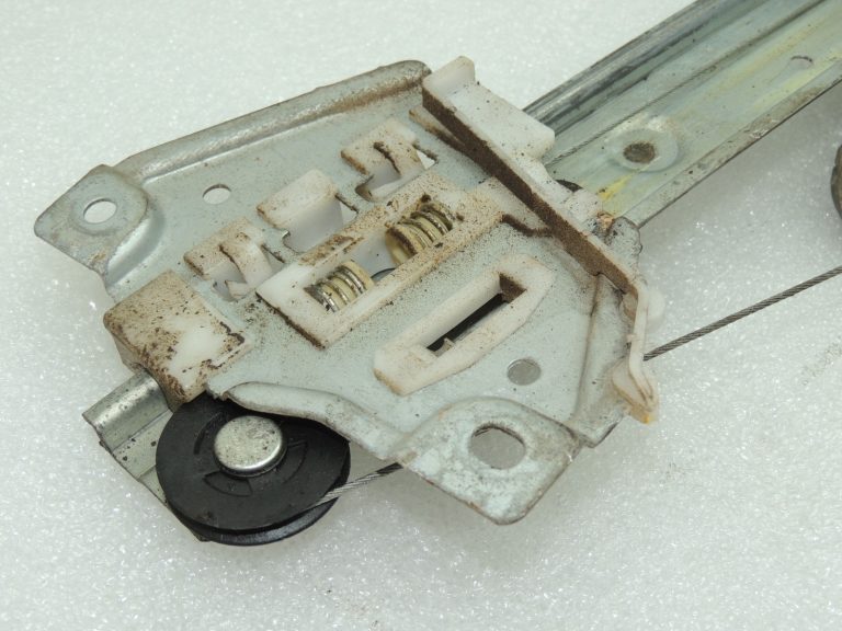 Suzuki Grand Vitara III aizmugurējais kreisais loga regulators 8350265J00