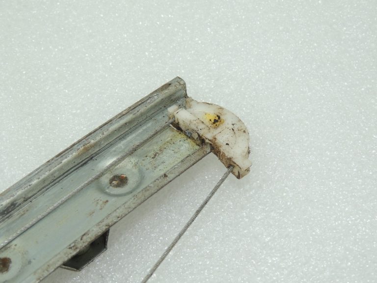Suzuki Grand Vitara III aizmugurējais kreisais loga regulators 8350265J00