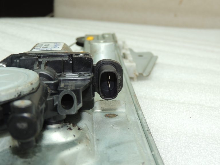 Suzuki Grand Vitara III Aizmugurējā loga regulators pa labi 8350165J00
