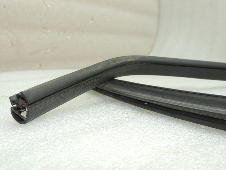 Chrysler Grand Voyager Mk5 aizmugurējais kreisais blīvslēgs 4894635AB