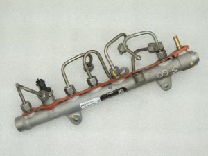 OEM Suzuki Grand Vitara III 1.9 dīzeļa degvielas iesmidzināšanas kolektors 15731-67JH1