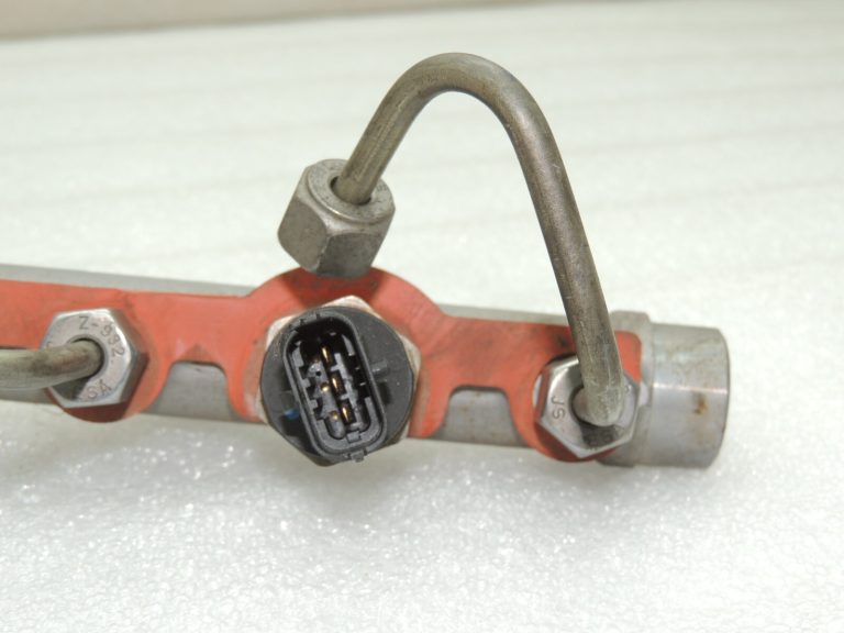 OEM Suzuki Grand Vitara III 1.9 dīzeļa degvielas iesmidzināšanas kolektors 15731-67JH1