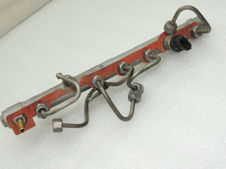 OEM Suzuki Grand Vitara III 1.9 dīzeļa degvielas iesmidzināšanas kolektors 15731-67JH1