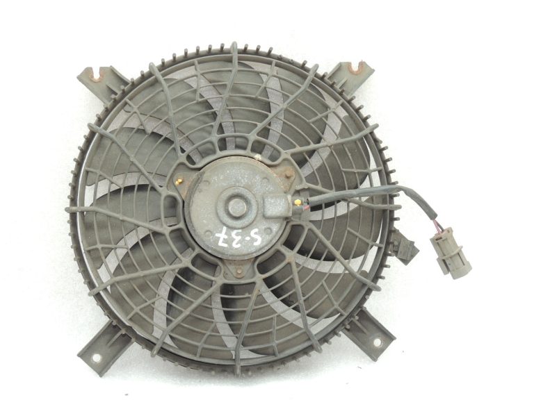 OEM Suzuki Grand Vitara II 2.0D Kondensatora ventilators 9556065D03