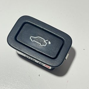 Volvo V70 III aizmugurējo durvju atvēršanas slēdzis 31412055