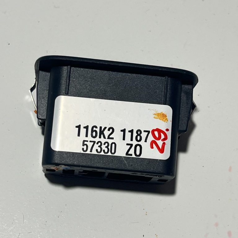 Volvo V70 III aizmugurējo durvju atvēršanas slēdzis 31412055