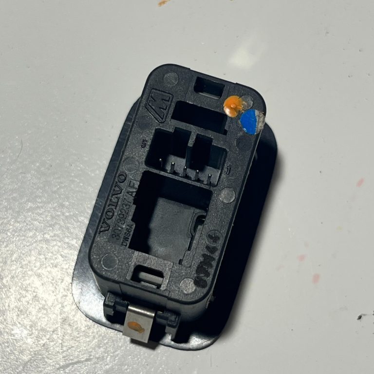 Volvo V70 III aizmugurējo durvju atvēršanas slēdzis 31412055
