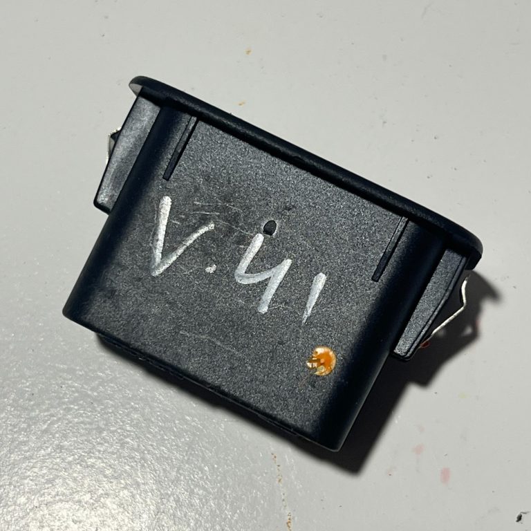 Volvo V70 III aizmugurējo durvju atvēršanas slēdzis 31412055