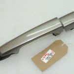 OEM Volvo V70 III ārējā aizmugurējo kreiso durvju rokturis OYSTER GREY PEARL 39879658