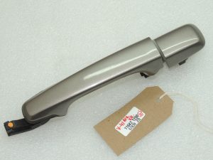 OEM Volvo V70 III ārējā aizmugurējo kreiso durvju rokturis OYSTER GREY PEARL 39879658