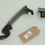 OEM Volvo V70 III ārējā aizmugurējo kreiso durvju rokturis OYSTER GREY PEARL 39879658