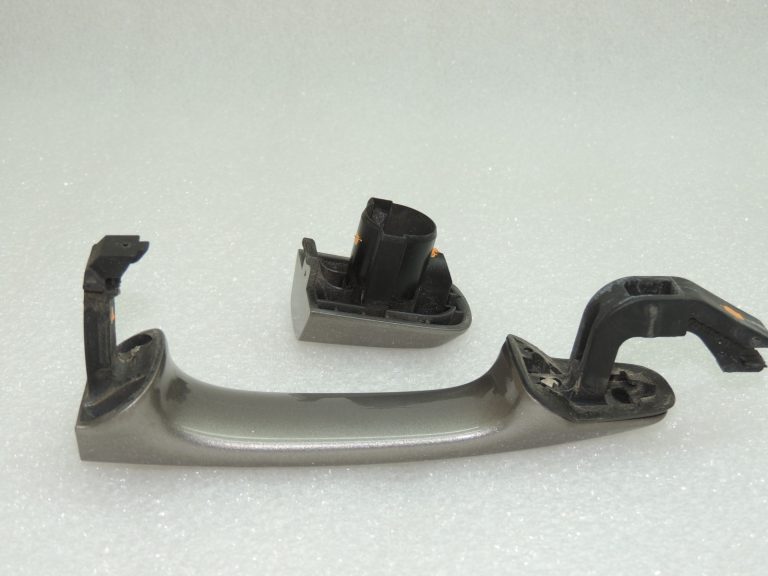 OEM Volvo V70 III ārējā aizmugurējo kreiso durvju rokturis OYSTER GREY PEARL 39879658
