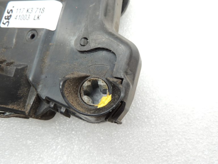 Toyota Avensis T27 Sedans Priekšējā kreisā durvju slēdzene 69040-02210 priekšējā kreisā slēdzene
