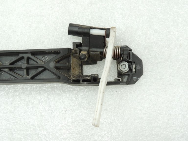 Toyota Hilux VII Aizmugurējās labās ārdurvju roktura rāmja kronšteins 69203-0K020