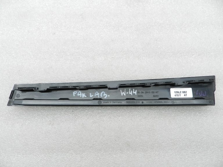 Volkswagen Golf VII oriģinālais durvju paneļa vāks ārējais aizmugurējais labais