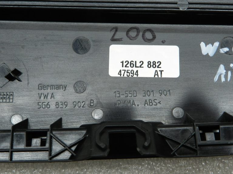 Volkswagen Golf VII oriģinālais durvju paneļa vāks ārpusē, centrālajā labajā pusē