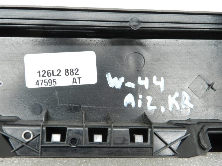 Volkswagen Golf VII oriģinālais durvju paneļa vāks ārējais centrālais kreisais