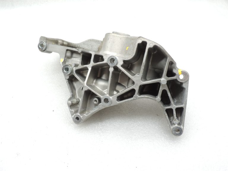 Volvo XC90 II 2.0D D5 D4204T11 165KW Alternatora kronšteins 31480996 31401103