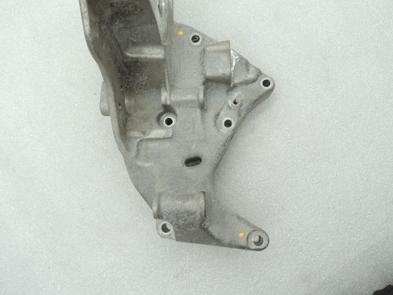 Volvo XC90 II 2.0D D5 D4204T11 165KW Alternatora kronšteins 31480996 31401103
