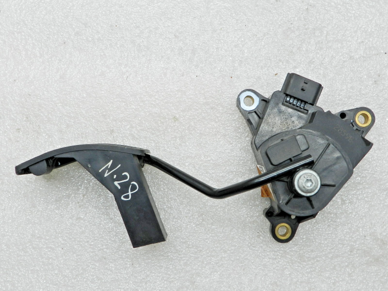 Nissan Qashqai oriģinālais akseleratora pedālis