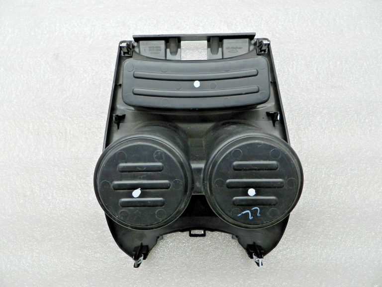 Nissan Qashqai oriģinālais centrālās konsoles krūzes turētājs