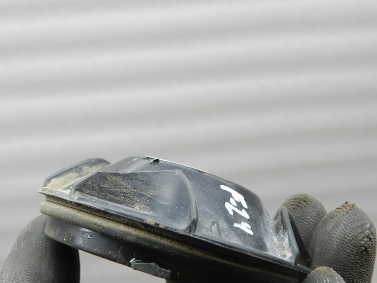Ford Ranger P375 TKE oriģinālais priekšējo lukturu spuldzes aizmugurējais vāks DEFEKTĪVS