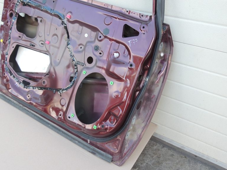 Toyota Avensis T27 Durvju priekšējā kreisā priekšējā kreisā krāsa 3Q7 67002-05070