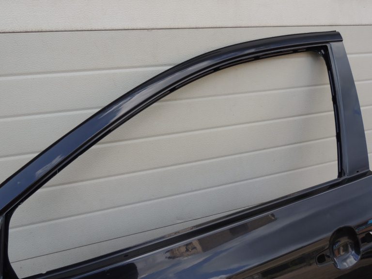 Suzuki SX4 S-CROSS priekšējo durvju kreisās puses Cosmic Black ZCE 68002-61M00