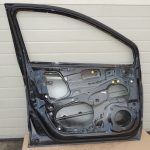 Suzuki SX4 S-CROSS priekšējo durvju kreisās puses Cosmic Black ZCE 68002-61M00