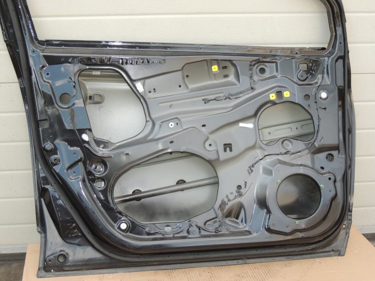 Suzuki SX4 S-CROSS priekšējo durvju kreisās puses Cosmic Black ZCE 68002-61M00