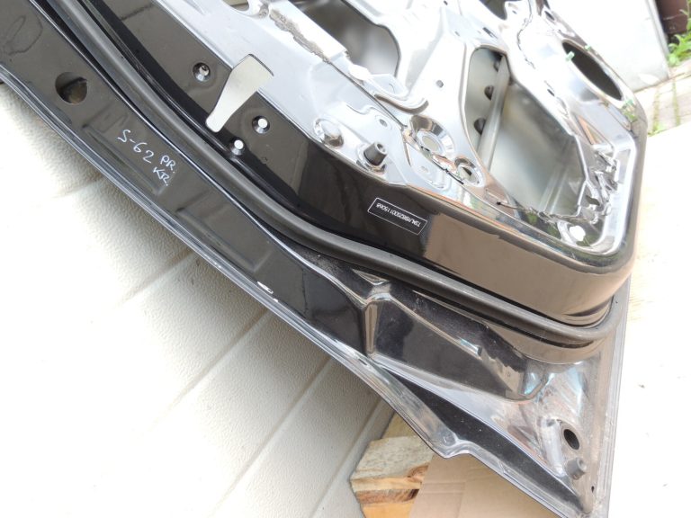 Suzuki SX4 S-CROSS priekšējo durvju kreisās puses Cosmic Black ZCE 68002-61M00