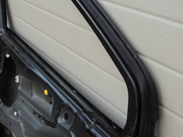 Suzuki SX4 S-CROSS priekšējo durvju kreisās puses Cosmic Black ZCE 68002-61M00