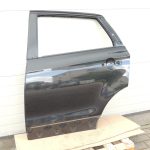 Suzuki SX4 S-CROSS aizmugurējās kreisās durvis Cosmic Black ZCE 68004-61M00