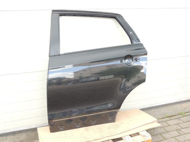 Suzuki SX4 S-CROSS aizmugurējās kreisās durvis Cosmic Black ZCE 68004-61M00