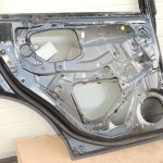 Suzuki SX4 S-CROSS aizmugurējās kreisās durvis Cosmic Black ZCE 68004-61M00