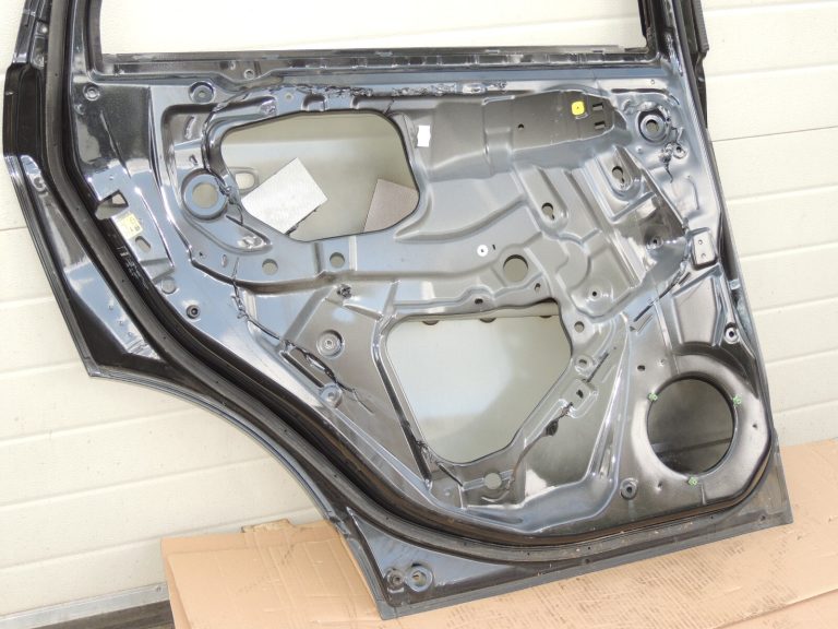 Suzuki SX4 S-CROSS aizmugurējās kreisās durvis Cosmic Black ZCE 68004-61M00
