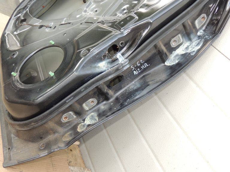Suzuki SX4 S-CROSS aizmugurējās kreisās durvis Cosmic Black ZCE 68004-61M00