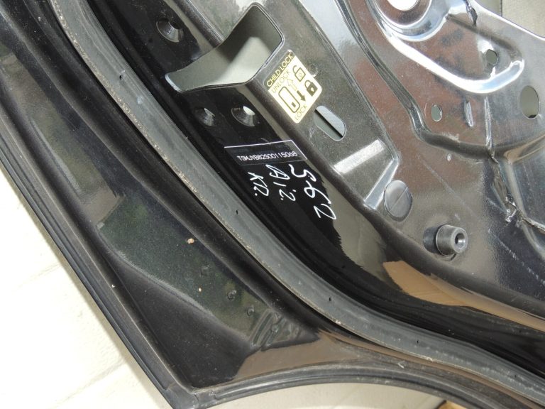 Suzuki SX4 S-CROSS aizmugurējās kreisās durvis Cosmic Black ZCE 68004-61M00