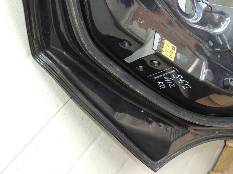 Suzuki SX4 S-CROSS aizmugurējās kreisās durvis Cosmic Black ZCE 68004-61M00