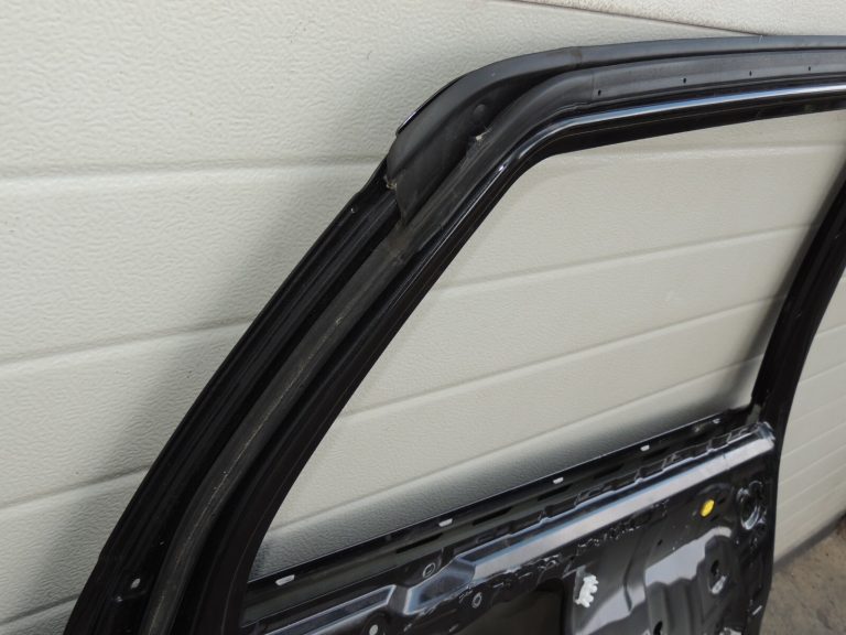 Suzuki SX4 S-CROSS aizmugurējās kreisās durvis Cosmic Black ZCE 68004-61M00